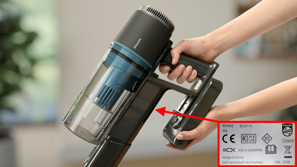 Teil des Staubsaugers mit schwarzem Produktetikett